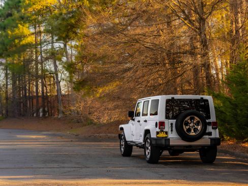 Used 2017 Jeep Wrangler Unlimited Sahara w/ Connectivity Group image 43