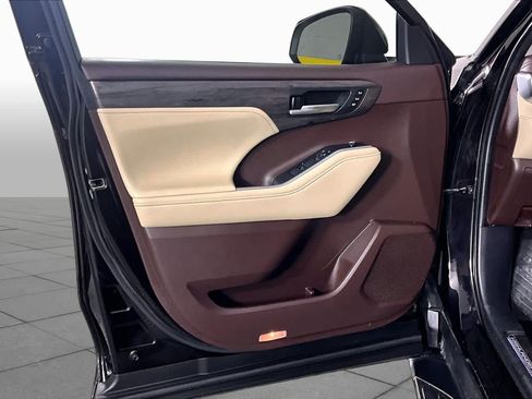 Used 2020 Toyota Highlander Limited FWD image 21