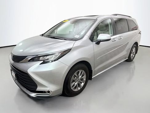 Used 2021 Toyota Sienna XLE w/ XLE Plus Package FWD image 3