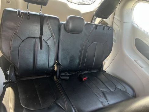 Used 2017 Chrysler Pacifica Touring Plus w/ Tire & Wheel Group FWD image 20