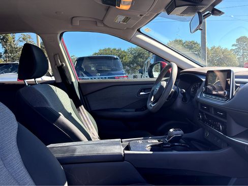 Used 2023 Nissan Rogue SV image 10