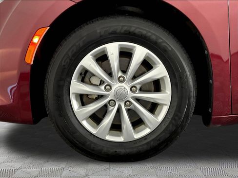 Used 2017 Chrysler Pacifica Touring-L FWD image 34