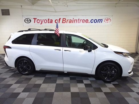 Certified 2025 Toyota Sienna XSE w/ XSE Plus Package AWD/4WD image 1