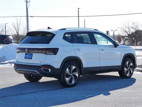 Certified 2025 Volkswagen Taos SE w/ Panoramic Sunroof Package image 7