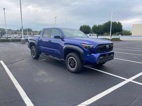 Used 2025 Toyota Tacoma TRD Off-Road w/ TRD Off Road Upgrade Package AWD/4WD image 9