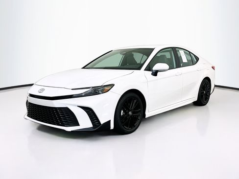 Used 2025 Toyota Camry SE FWD image 3