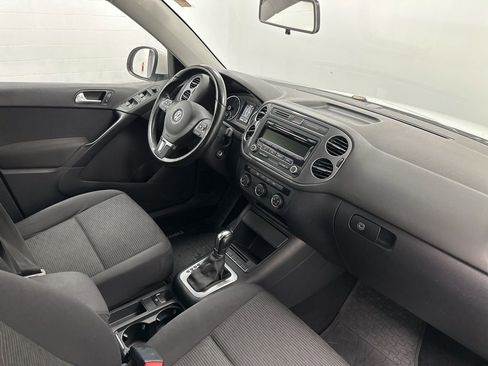 Used 2014 Volkswagen Tiguan S image 24