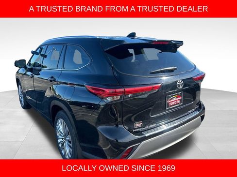 Used 2023 Toyota Highlander Platinum AWD/4WD image 3