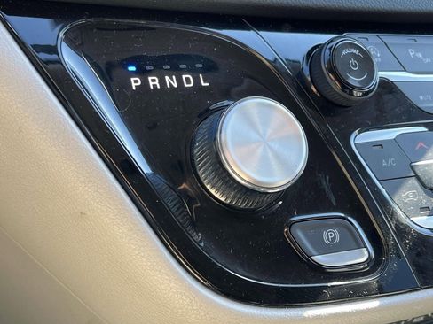 Used 2024 Chrysler Pacifica Touring-L image 22