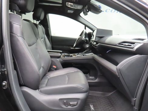 Used 2025 Toyota Sienna Platinum AWD/4WD image 36