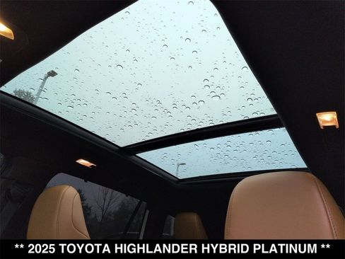 Used 2025 Toyota Highlander Platinum image 2