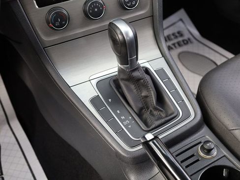 Used 2015 Volkswagen Golf S image 38