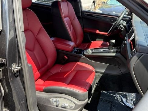 Used 2024 Porsche Macan AWD/4WD image 19