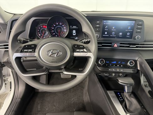 Certified 2022 Hyundai Elantra SEL FWD image 3