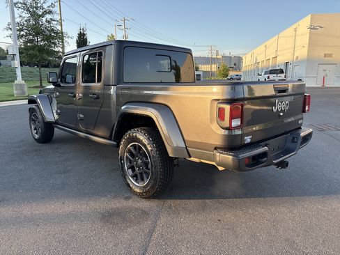 Used 2023 Jeep Gladiator Overland AWD/4WD image 7