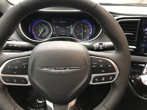 Used 2025 Chrysler Pacifica Select image 11