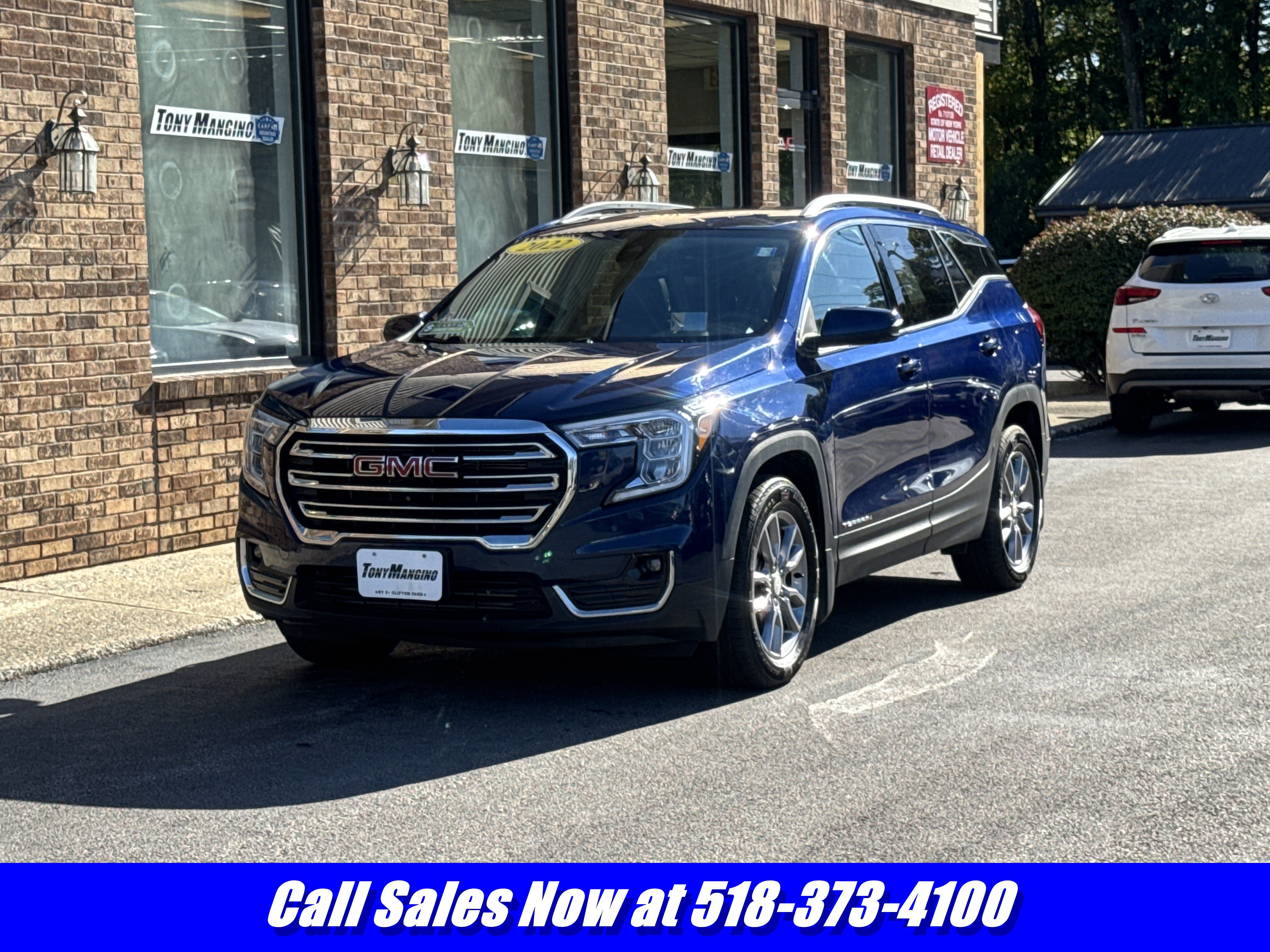 Used 2022 GMC Terrain SLT w/ Infotainment Package II AWD/4WD image 1