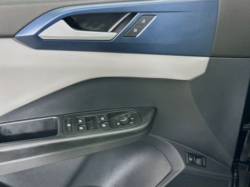 Used 2023 Volkswagen Taos SE w/ Panoramic Sunroof Package FWD image 15