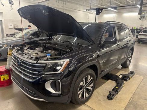 Certified 2025 Volkswagen Atlas SE FWD image 1