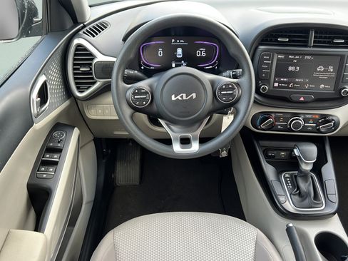 Certified 2025 Kia Soul LX w/ LX Technology Package FWD image 12