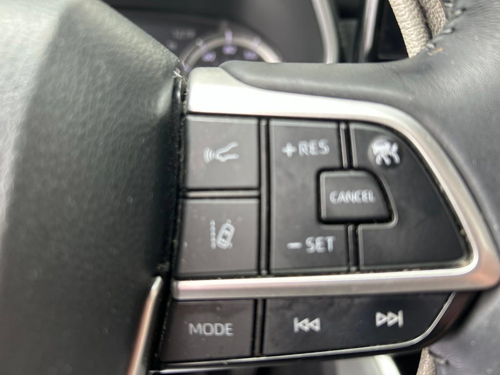 Used 2023 Toyota Highlander XLE AWD/4WD image 8