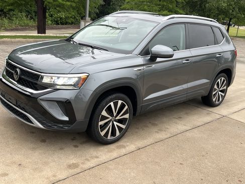 Certified 2023 Volkswagen Taos SE w/ Panoramic Sunroof Package FWD image 5
