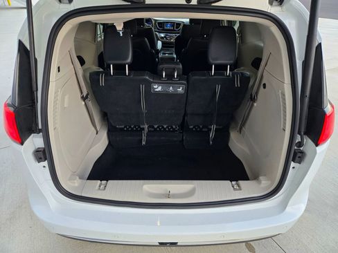 Used 2018 Chrysler Pacifica Touring-L image 17