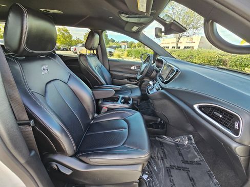 Used 2024 Chrysler Pacifica Limited FWD image 37