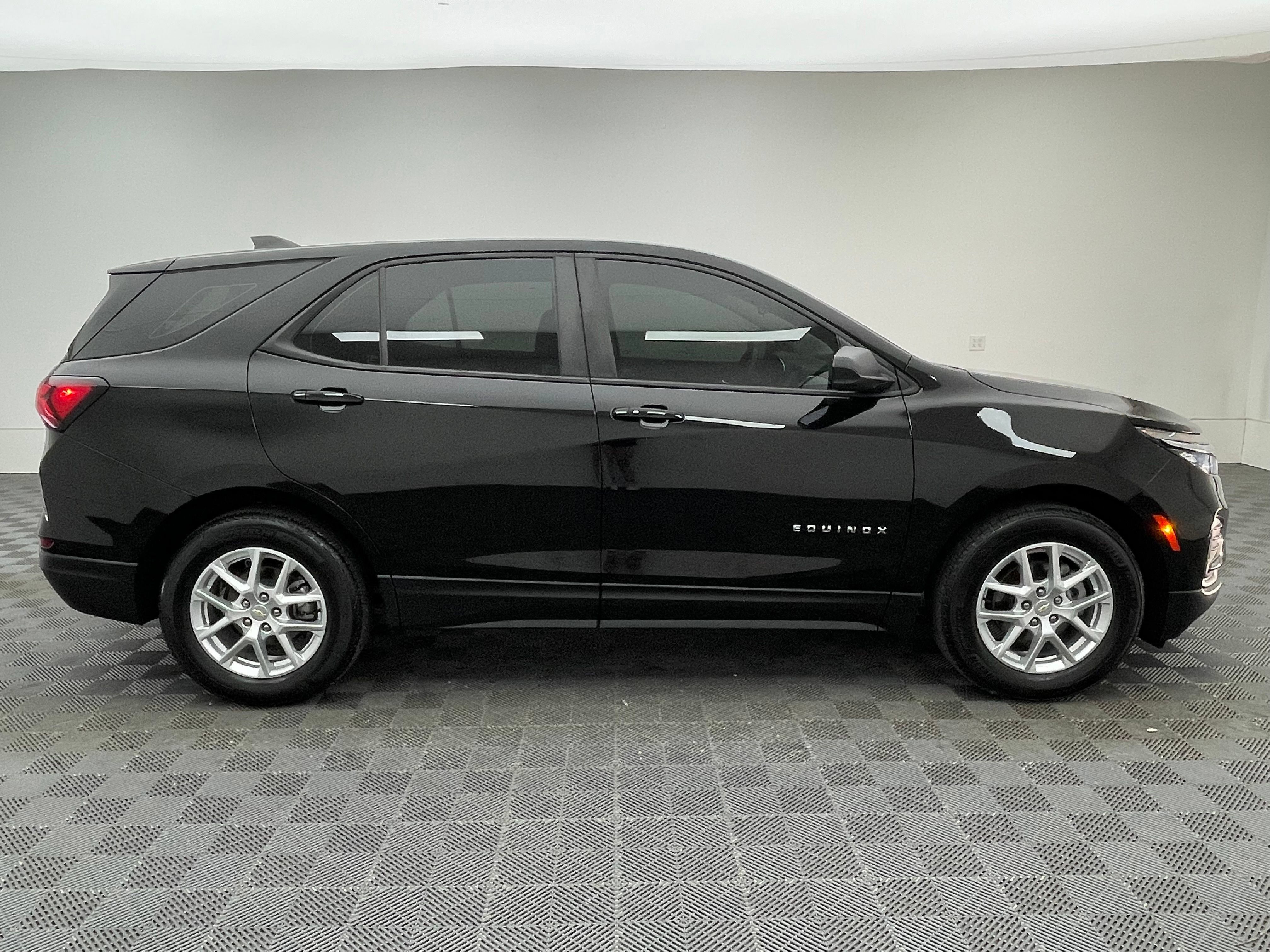 Used 2024 Chevrolet Equinox LS FWD image 4