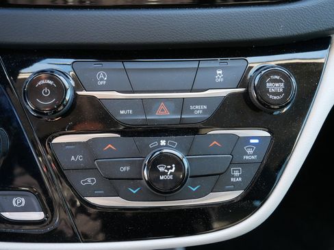 Used 2022 Chrysler Voyager LX image 23