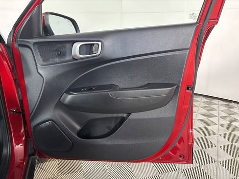 Used 2025 Hyundai Venue SEL FWD image 25