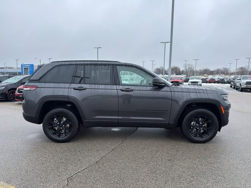 New 2025 Jeep Grand Cherokee Altitude image 4