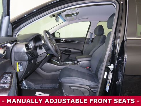 Used 2018 Kia Sorento LX image 4