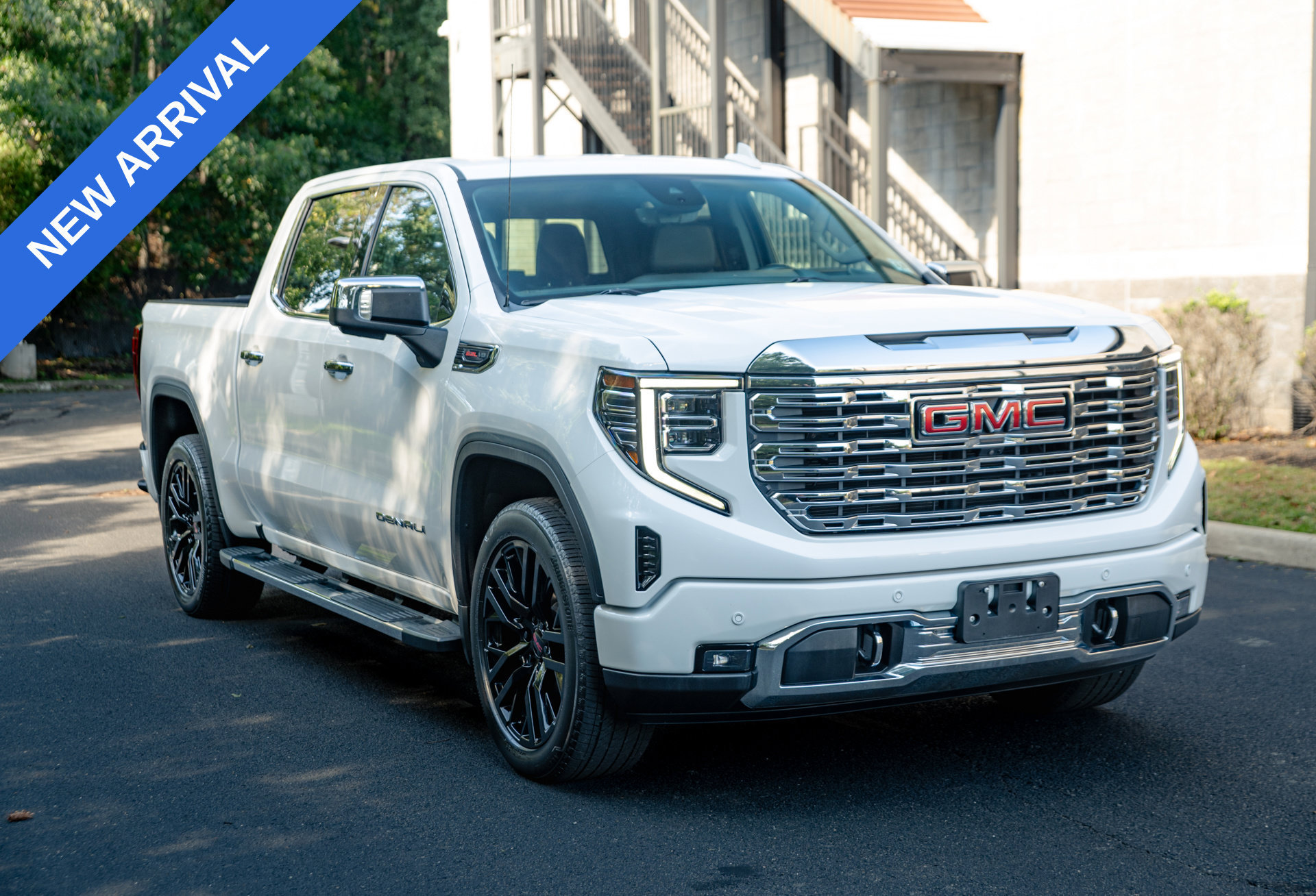 Used 2023 GMC Sierra 1500 Denali w/ Technology Package AWD/4WD image 3