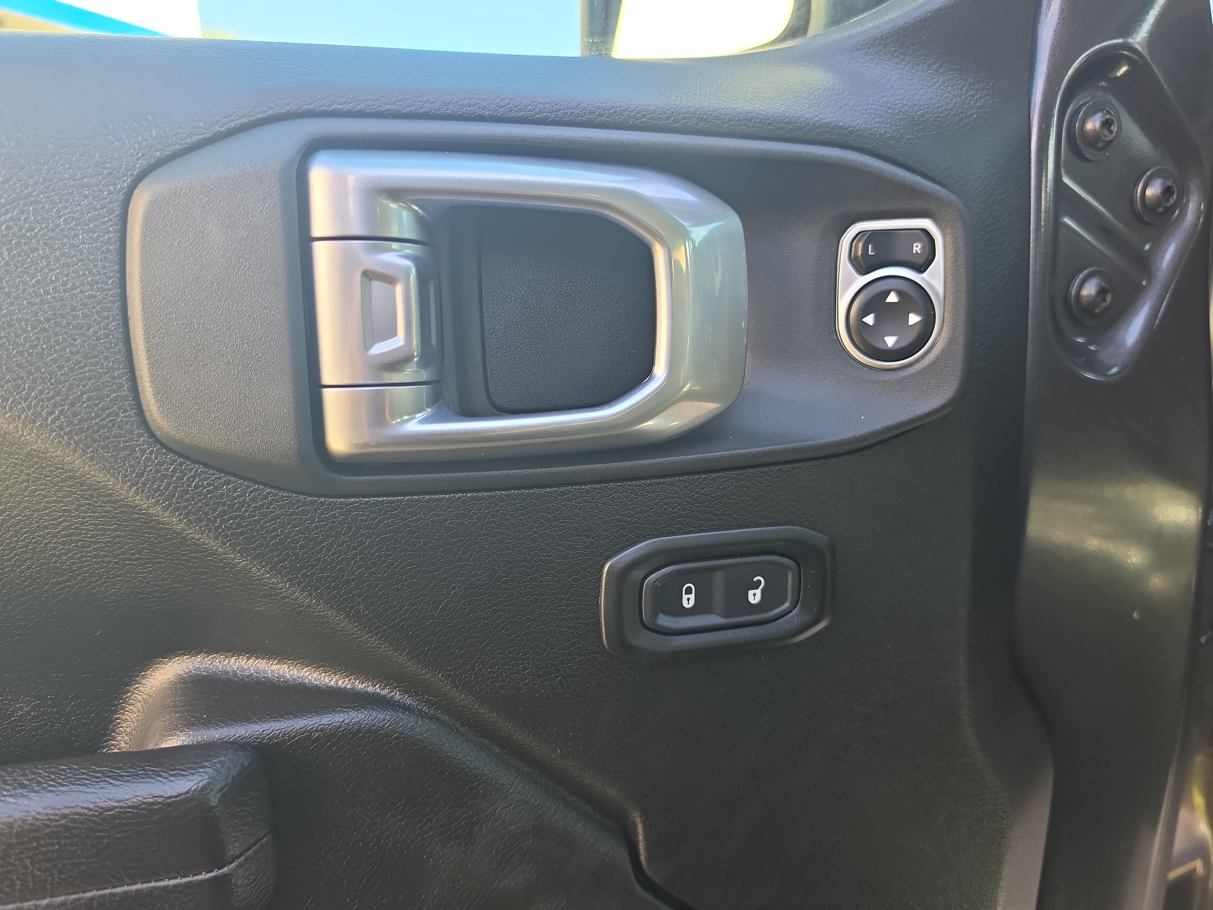 Used 2024 Jeep Wrangler Unlimited w/ Convenience Group AWD/4WD image 19