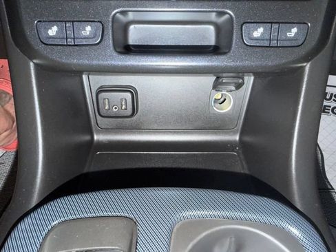 Used 2021 Chevrolet Colorado Z71 AWD/4WD image 40