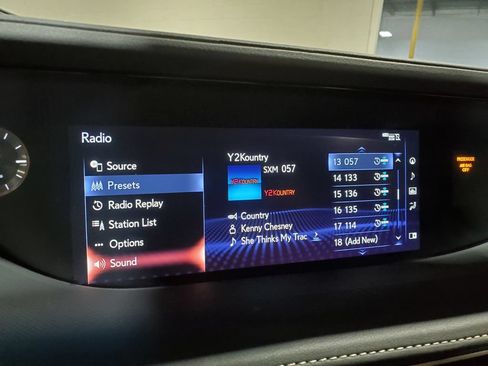 Used 2020 Lexus LS 500 w/ Accessory Package (Z2) RWD image 32