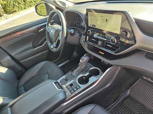 Used 2023 Toyota Highlander Limited image 11