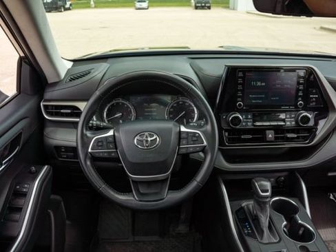Used 2022 Toyota Highlander XLE AWD/4WD image 14