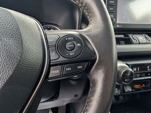 Used 2020 Toyota RAV4 XLE Premium image 30