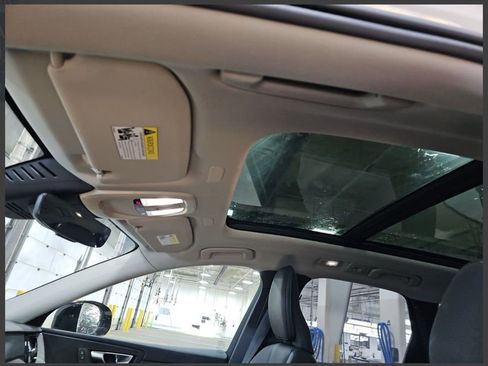 Used 2025 Volvo XC60 B5 Plus image 11