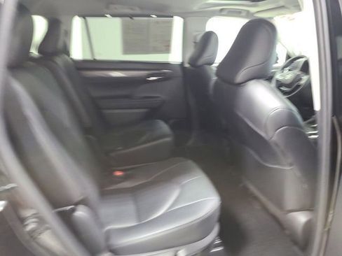 Certified 2024 Toyota Highlander Limited AWD/4WD image 16