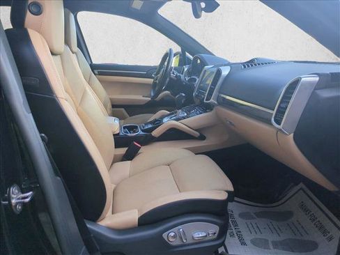 Used 2018 Porsche Cayenne S image 25