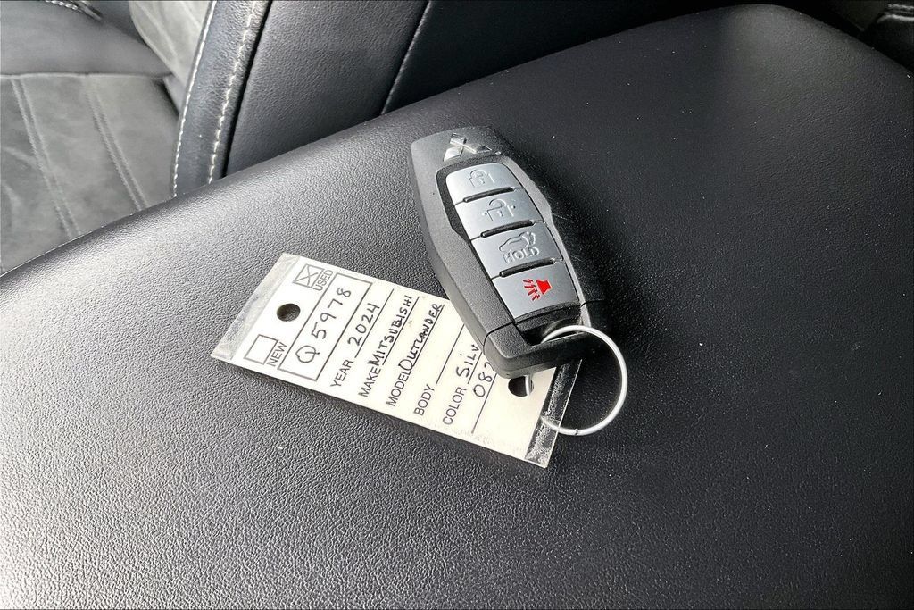 Used 2024 Mitsubishi Outlander SE AWD/4WD image 11