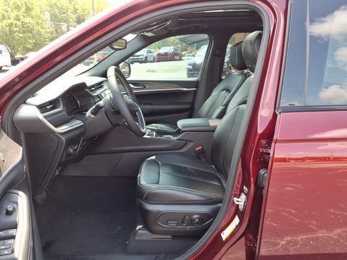 Used 2024 Jeep Grand Cherokee Limited w/ Black Appearance Package AWD/4WD image 4