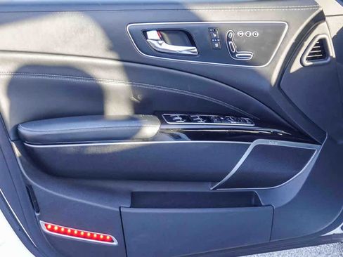 Used 2017 Kia K900 Luxury image 19