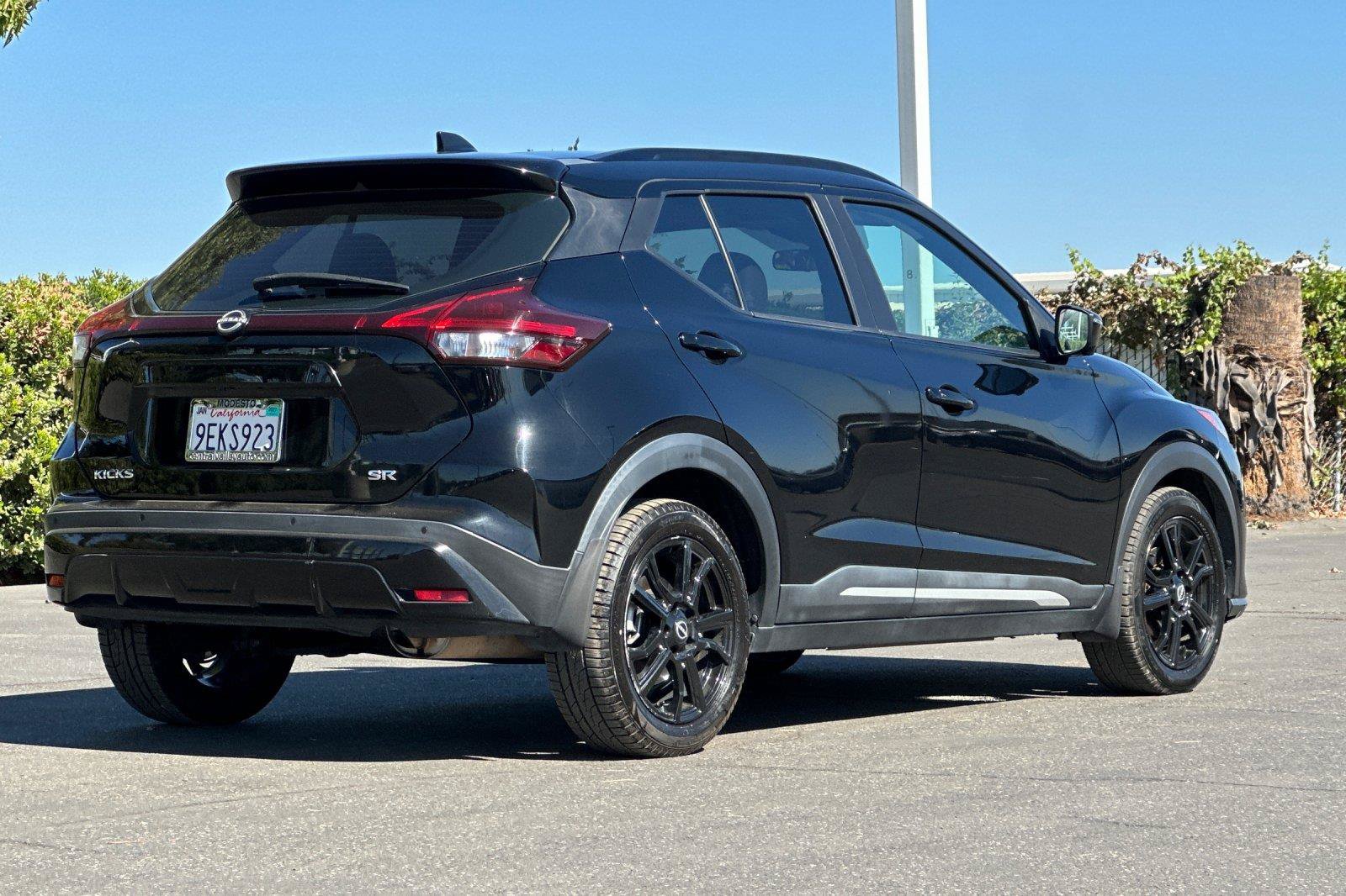 Used 2023 Nissan Kicks SR w/ SR Premium Package FWD image 3