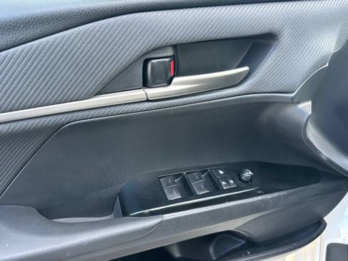 Used 2025 Toyota Camry SE w/ Convenience Package FWD image 5