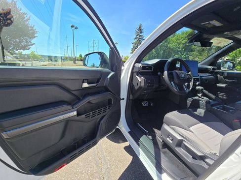 Used 2025 Toyota Tacoma TRD Sport AWD/4WD image 20