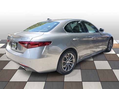 Used 2018 Alfa Romeo Giulia image 4